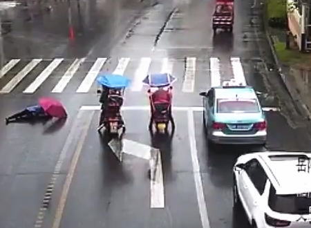 目の前で交通事故が起きて人が倒れているのに誰も助けようとしない中国。