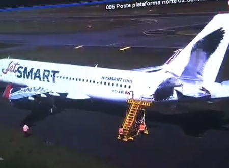 メデジン空港でJetSMART航空のエアバスA320が誤って緊急脱出スライドを開いてしまう。