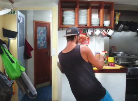 大きく揺れる帆船のキッチンで料理をするコックさんの困難なお仕事。