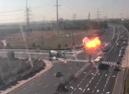 パレスチナからの無差別ロケット弾がイスラエルのハイウェイに着弾する瞬間。