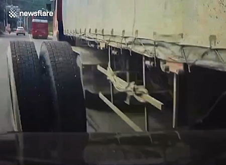 トラックから外れて転がったダブルタイヤの破壊力がエグい。中国雲南省。