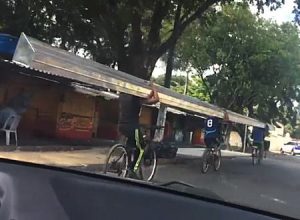 こいつらのチームワークすげえｗｗｗ恐ろしく長い荷物を自転車で器用に運ぶ3人組。