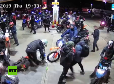 イギリスのバイクギャングがヤバすぎｗｗｗ100台近いバイクでガソリンスタンドを襲う映像が公開される。