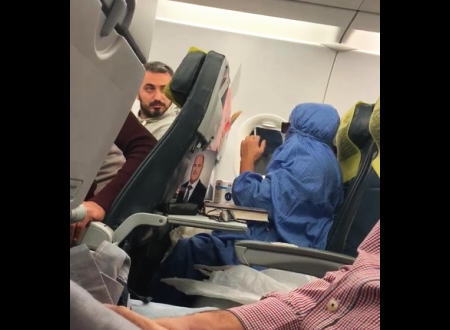 飛行機の機内でタバコを吸い「この飛行機を爆破する！」と叫んだ女性、逮捕される。