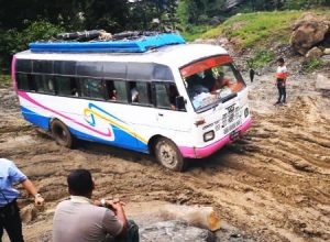 恐ろしくマッディな山道を行くネパールのバスがすごいｗｗｗなんて困難な道なんだ。
