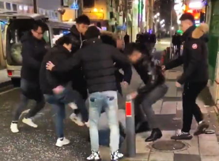 横浜市で日本人らしき男性が謎の中国人集団に袋叩きにされる動画が投稿される。