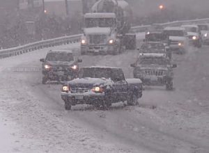 大雪の降った高速道路で延々と横滑りしている車。中の人必死やろこれｗｗｗ