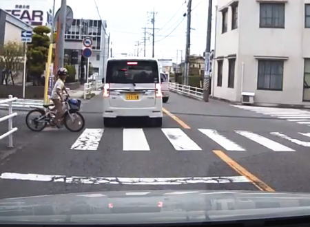 この運転手すごい。自転車が事故に巻き込まれるのを未然に防いだ運転手のGJ動画。