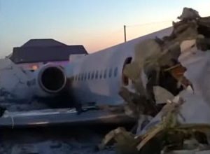 乗員乗客98名を乗せた旅客機がカザフスタンで墜落。その現場の映像が公開される。