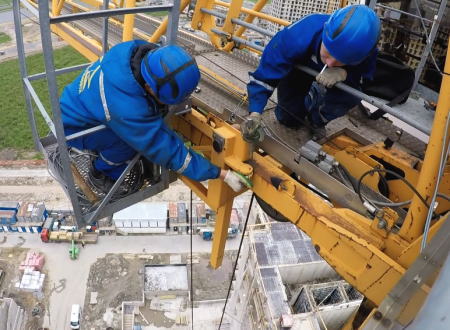 高所のタワークレーンを修理するというお仕事の映像。ロシアの場合。