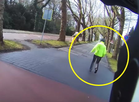 ムチを持って走っている女性を見かけてヒーローになったバイク乗りの映像。