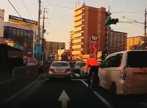 寝屋川市でDQNロードバイク乗りとトラブルになりドアを凹まされてしまったエクストレイル乗りの映像。