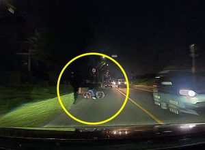 間一髪！歩道から子供の自転車が飛び出してくるドライブレコーダー映像が怖い。