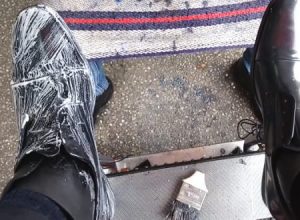 プロに磨いてもらうと革靴はここまで光る！？路上靴磨きの匠の技を拝見する動画。