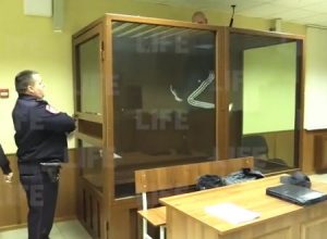 想定外。ロシアの法廷から想定外の方法で逃げ出そうとした殺人容疑者の映像。