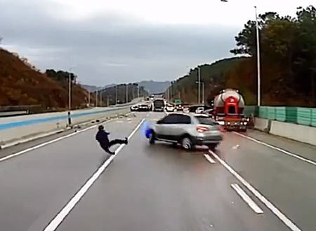 韓国の高速道路で起きた凍結路多重事故で路上に出ていたおじさんがギリギリ危ない動画。