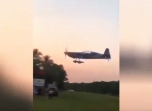 レッドブルエアショーのリハーサル中に飛行機が墜落。3名が亡くなった事故の映像。