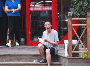 路上に貧しい老人がいたら人々はどうするか。中国の実験動画がガチで泣けてしまう(T_T）