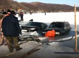 氷の上に駐車して氷上釣りを楽しんでいた釣り人の車およそ40台が水没。ロシア。