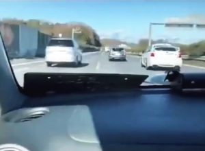 東北自動車道をまるでサーキットのように走る外国人たちの映像。250km/h出す動画も。