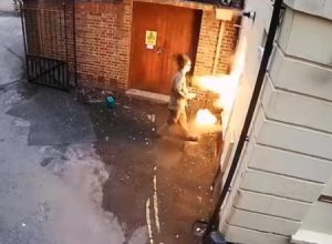 ガソリンを使った放火で火炎放射を顔面に食らってしまった男の動画。（逮捕済み）