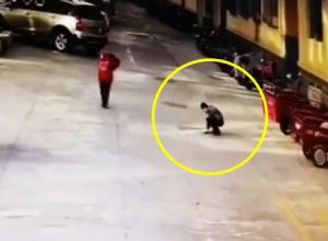 何度目だ。マンホールに爆竹を入れた少年が吹っ飛ばされる事故が中国でおきる。