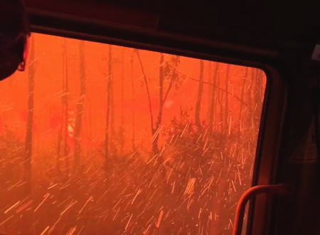 森林火災の現場から脱出する消防車が炎の嵐に巻き込まれる瞬間の映像が怖い。オーストラリア。