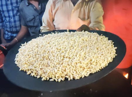油の代わりに砂を使って米を揚げる？ インドの「謎」料理動画の魅力。
