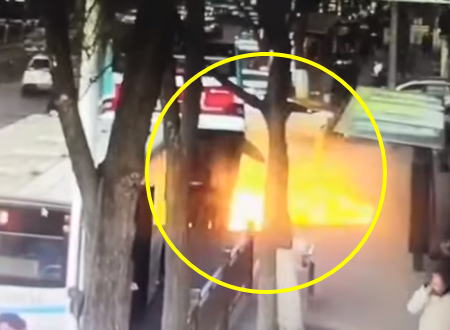 中国でバス停が陥没してバスが飲み込まれ感電、爆発などがあり6人が亡くなった事故の映像。