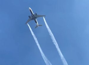 【動画】デルタ航空89便が低空で捨てた燃料が原因で小学校の児童ら60人が軽傷。