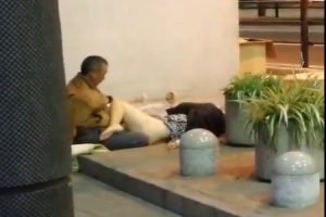 大阪の路上でホームレスが泥酔した女性とセ〇クスしようとしている映像