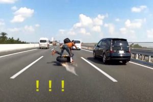埼玉県、関越自動車道で急ブレーキしたバイクがスリップし転倒する瞬間を捉えたドラレコ映像