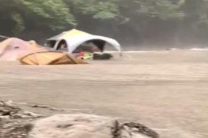中州でキャンプしていた人達、雨であっという間に増水しキャンプ事沈む