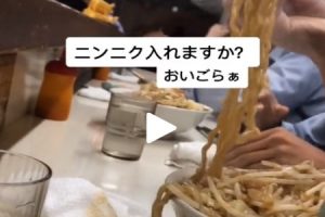 大阪の二郎系ラーメン店員「ゴラァァ！！」机バーーン！！　態度悪すぎない？？？