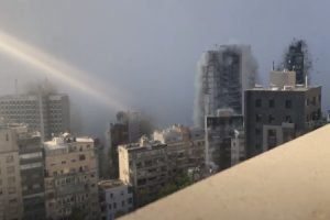 レバノン爆発で近距離手振れ無し4K撮影されたビデオがヤバい　まるで映画のCG映像みたいな建物の吹き飛び方