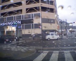 【広島】信号無視の女子高生が車にはねられてしまう瞬間の動画が話題。