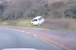 【動画】静岡の日本平パークウェイで美しい壁走りを披露する軽自動車。