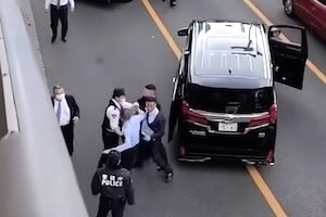 【動画】ヤクザの勢いに負けてしまう警視庁のポリスマン（笑）