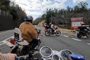 【静岡】どっちが悪い？暴走族が駐車場で事故ってしまう動画が人気に。