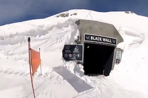 ゲレンデにトンネル！？スイスのスキー場にある高難度へのトンネルを高速で駆け抜ける。