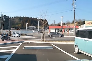 【熊本】高齢者がペダルを踏み間違えて駐車場から飛び出してしまう事故のドラレコ。