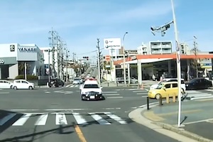 名古屋でパトカーに命中した軽自動車ミサイル、お見事すぎる・・・。