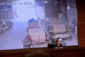 【中国】女性従業員が回転するなにかに巻き込まれてしまう事故の映像。