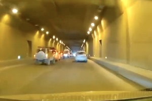 トンネル内で発生した追突事故。スマホ運転の証拠がドラレコにばっちり映る。