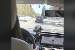 【動画】この女さんの運転、ヤバすぎだろｗｗｗｗｗｗｗ