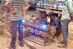 【動画】めちゃくちゃアナログな装置で電飾を制御しているインド人。