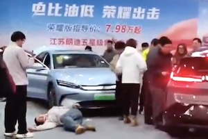 【動画】中国のモーターショーで展示EV車が暴走し人をはねてしまう事故。