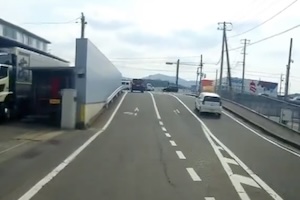 【広島】免許センターを出た瞬間に逆走してしまう軽自動車の映像が話題に。