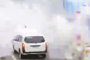 NEXCO中日本が公開した高速道路上での交通事故動画、はげしい(°_°)