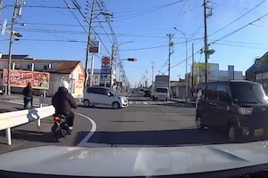【動画】愛知で信号無視の原付きが車にぶっ飛ばされる事故。